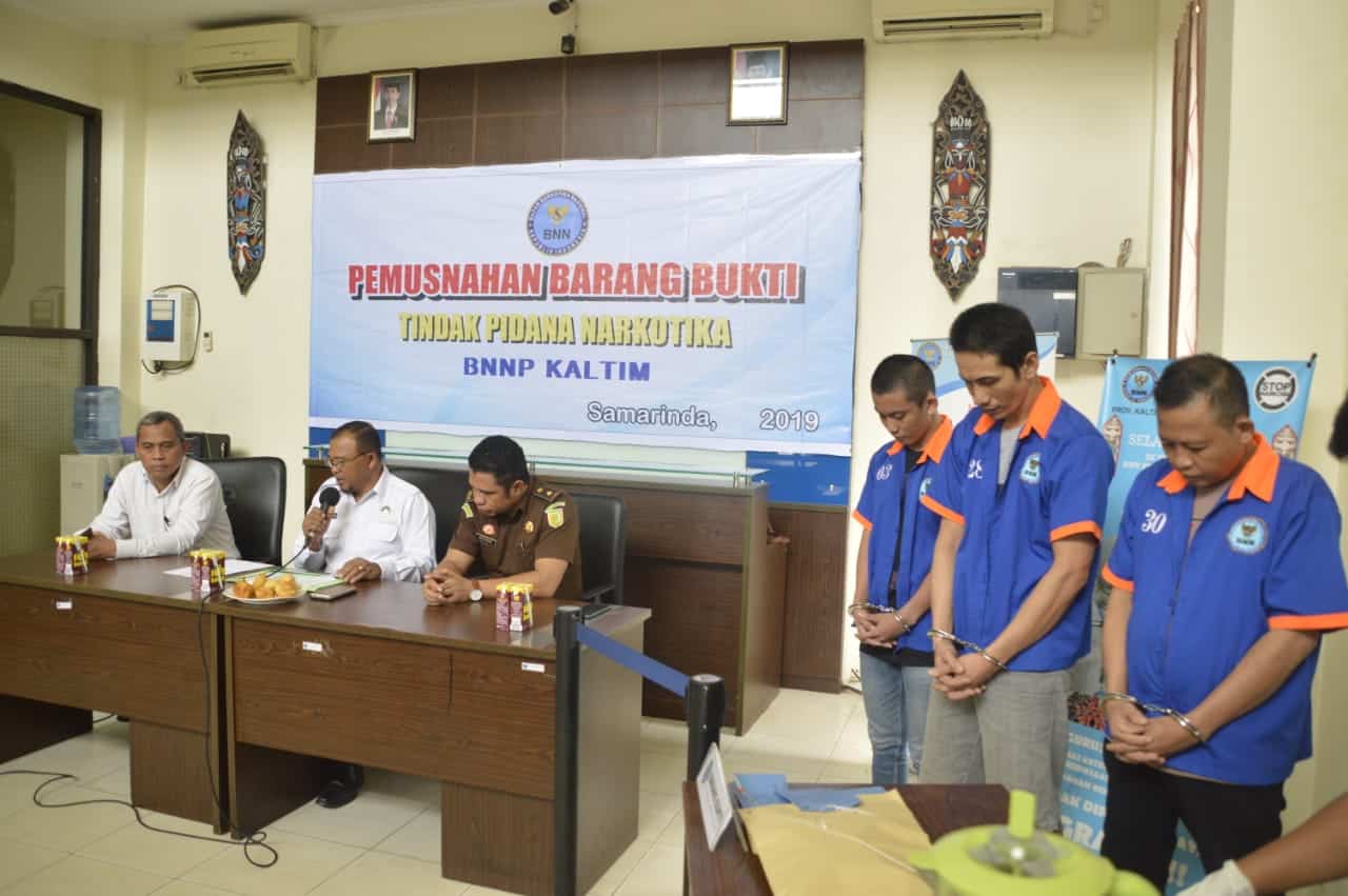 BNNP - Badan Narkotika Nasional (BNN) Provinsi Kalimantan Timur Musnahkan Barang Bukti Narkotika 574 paket dengan berat 236,03 gram Yang Sudah Memiliki Kekuatan Hukum . BNNP - Badan Narkotika Nasional (BNN) Provinsi Kalimantan Timur Musnahkan Barang Bukti Narkotika 574 paket dengan berat 236,03 gram Yang Sudah Memiliki Kekuatan Hukum .