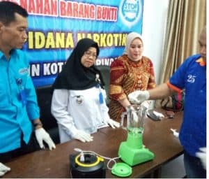 (BNNK) Samarinda, Kalimantan Timur, melakukan pemusnahan barang bukti dari kasus penyalahgunaan narkoba berupa sabu-sabu seberat 45,97 gram.