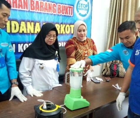 (BNNK) Samarinda, Kalimantan Timur, melakukan pemusnahan barang bukti dari kasus penyalahgunaan narkoba berupa sabu-sabu seberat 45,97 gram.