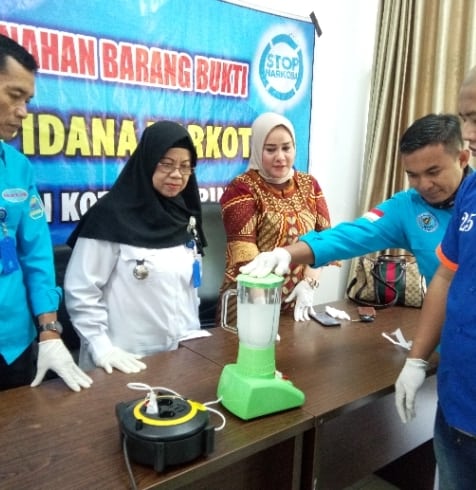 (BNNK) Samarinda, Kalimantan Timur, melakukan pemusnahan barang bukti dari kasus penyalahgunaan narkoba berupa sabu-sabu seberat 45,97 gram.