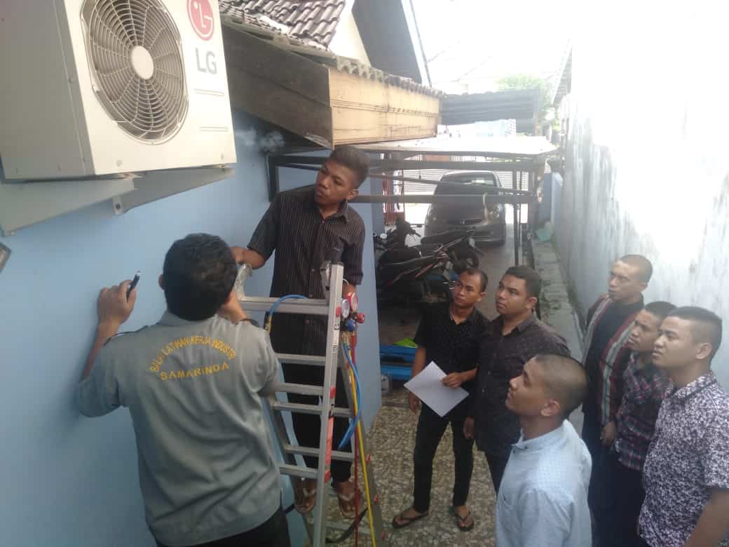 BNNP Kaltim - Rumah damping Borneo BNNP Kaltim Bekali Korban Narkoba dengan meberikan Pelatihan perbaikan AC .