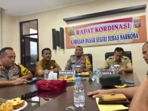 BNNK Samarinda –  Kepala Kepolisian Resor Kota Samarinda  Kombes Pol Vendra Riviyanto, Selasa  (30 /7/2019),   memimpin langsung kegiatan Rapat Koordinasi terkait  dengan  pasar segiri menjadi bersih  dari narkoba.