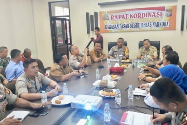 BNNK Samarinda –  Kepala Kepolisian Resor Kota Samarinda  Kombes Pol Vendra Riviyanto, Selasa  (30 /7/2019),   memimpin langsung kegiatan Rapat Koordinasi terkait  dengan  pasar segiri menjadi bersih  dari narkoba.