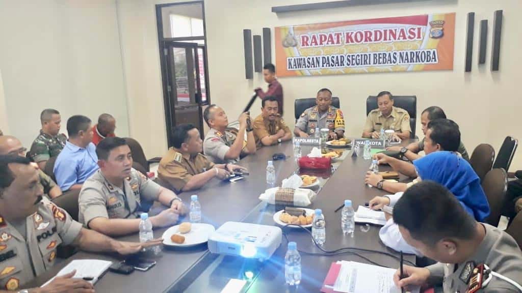 BNNK Samarinda –  Kepala Kepolisian Resor Kota Samarinda  Kombes Pol Vendra Riviyanto, Selasa  (30 /7/2019),   memimpin langsung kegiatan Rapat Koordinasi terkait  dengan  pasar segiri menjadi bersih  dari narkoba.