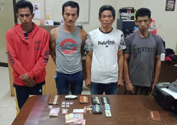 BNNP Kaltim - HR Diduga Bandar narkoba di daerah sebulu, terbukti dari hasil pengungkapan di rumah RH terdapat Buku Catatan Transaksi Narkoba .