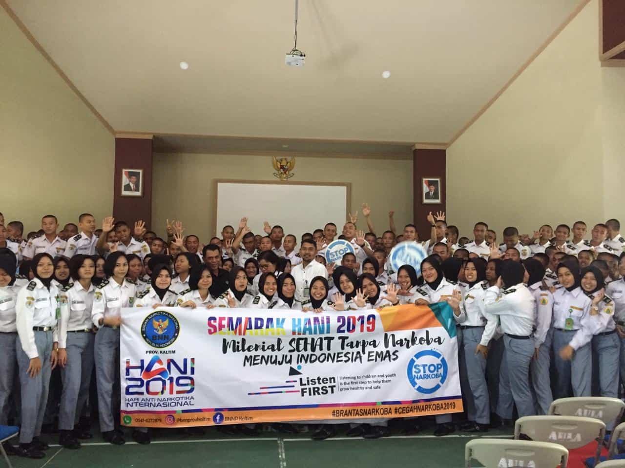 BNNP Kaltim – Ratusan Siswa Dan Siswi SMK Kehutanan Samarinda Mendapat Pengarahan Soal Bahaya Penyalahgunaan Narkotika Dari Bnnp Kaltim, Kamis 20 Juni 2019. Dalam Kesempatan Ini, Para Siswa Dan Siswi Juga Menjalani Tes Urine Untuk Memastikan Mereka Bebas Dari Narkotika. BNNP Kaltim – Ratusan Siswa Dan Siswi SMK Kehutanan Samarinda Mendapat Pengarahan Soal Bahaya Penyalahgunaan Narkotika Dari Bnnp Kaltim, Kamis 20 Juni 2019. Dalam Kesempatan Ini, Para Siswa Dan Siswi Juga Menjalani Tes Urine Untuk Memastikan Mereka Bebas Dari Narkotika.