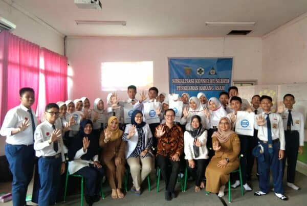 BNNP Kaltim - Puskesmas Karang Asam Menggandeng BNNP Kaltim, Melaksanakan kegiatan sosialisasi bahaya Narkoba bagi konselor sebaya di SMP Negeri 10 Samarinda