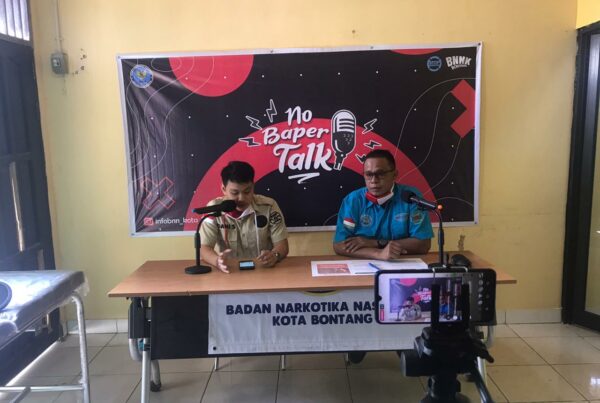 BNNP Kalimantan Timur - BNNK Bontang Ajak Masyarakt melek Bahaya narkoba , Melalui sosialisasi dan diseminasi informasi melalui Broadcast (siaran langsung di akun Media Sosial Instagram @infobnn_kota_bontang) dengan tema Bincang Santai Bersama Kasi Pemberantasan