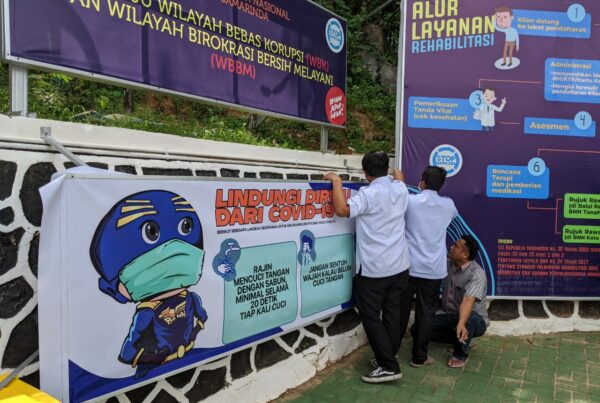 BNNP kalimantan Timur - Pasang Spanduk Antisifasi Penyebaran Covid 19, Cara BNNK Samarinda Sebarluaskan Protokol Pencegahan dan Antisipasi Penyebaran Virus Corona.