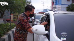 BNNP Kaltim - Komandan Baru Semangat Baru BNNK BONTANG Turun Ke Jalan Bagikan Brosur Mengenai Informasi Bahaya Penyalahgunaan Narkoba