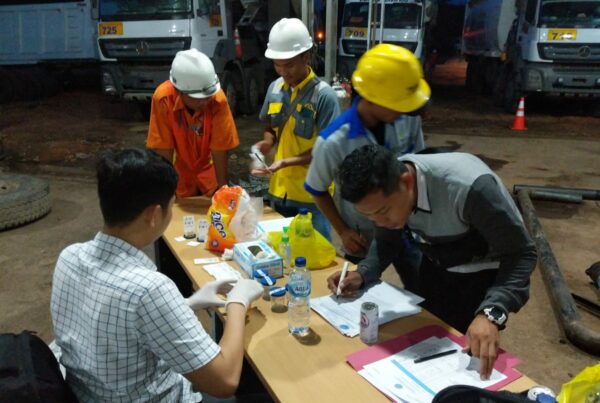 BNNP Kaltim -27 Karyawan PT. AJA Mega Perkasa terpaksa harus kecing dengan di awasin oleh BNNK samarinda, BNNP Kaltim -27 Karyawan PT. AJA Mega Perkasa terpaksa harus kecing dengan di awasin oleh BNNK samarinda,