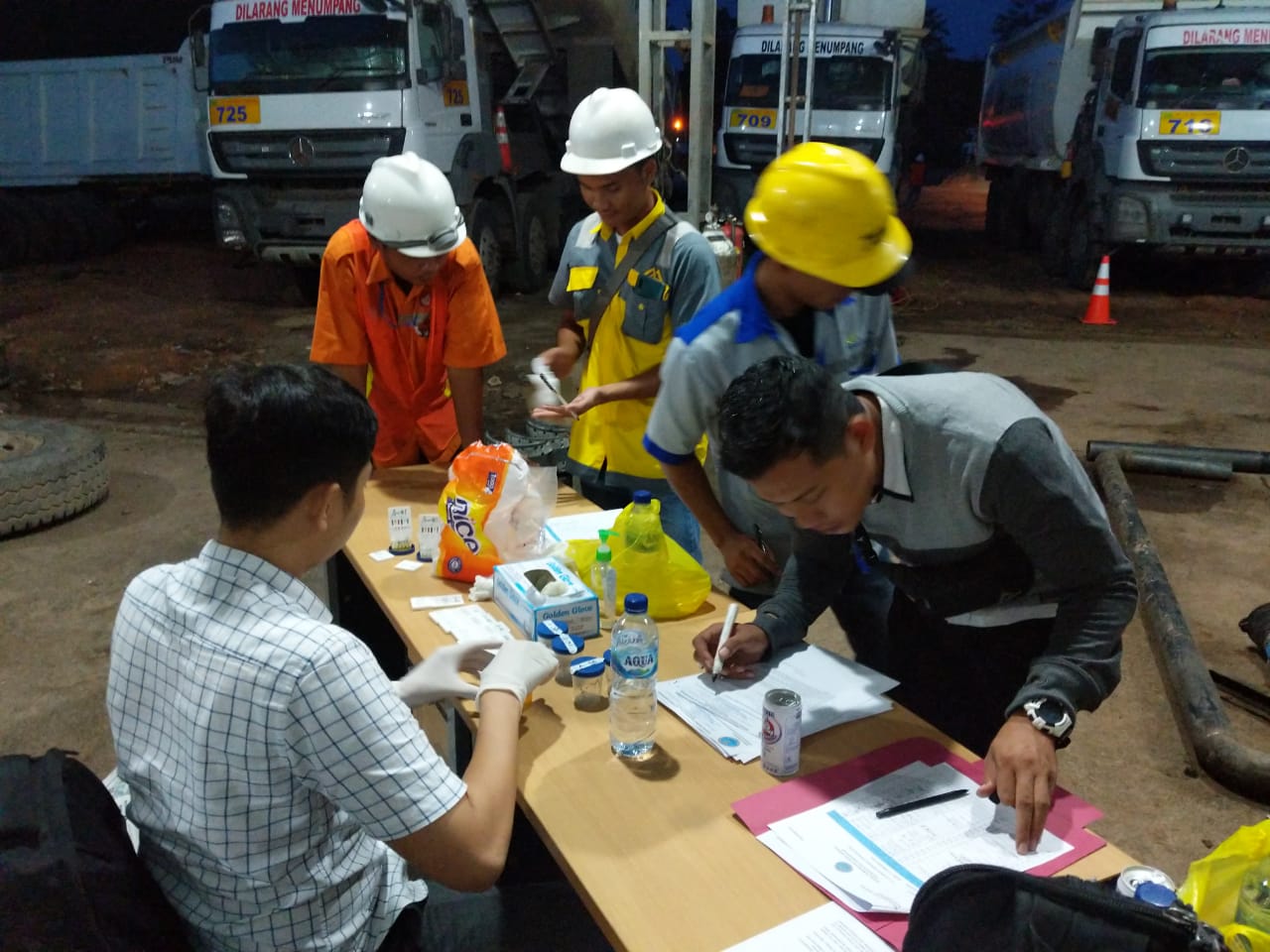 BNNP Kaltim -27 Karyawan PT. AJA Mega Perkasa terpaksa harus kecing dengan di awasin oleh BNNK samarinda, BNNP Kaltim -27 Karyawan PT. AJA Mega Perkasa terpaksa harus kecing dengan di awasin oleh BNNK samarinda,