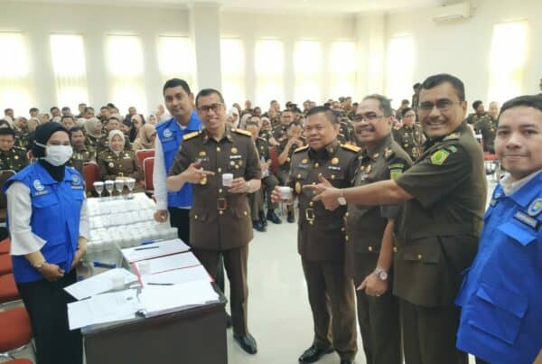 BNNP Kalimantan Timur - 159 orang pegawai Kejaksaan Tinggi Kalimantan Timur menggelar tes urine di lingkungan Kejaksaan Tinggi Kaltim .