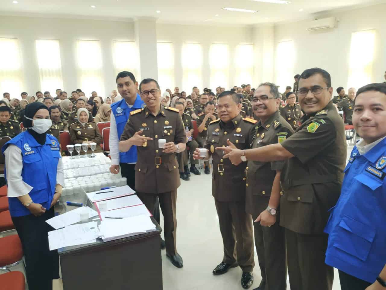 BNNP Kalimantan Timur - 159 orang pegawai Kejaksaan Tinggi Kalimantan Timur menggelar tes urine di lingkungan Kejaksaan Tinggi Kaltim .