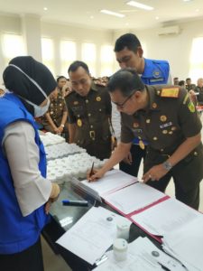 BNNP Kalimantan Timur - 159 orang pegawai Kejaksaan Tinggi Kalimantan Timur menggelar tes urine di lingkungan Kejaksaan Tinggi Kaltim .