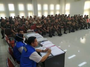 BNNP Kalimantan Timur - 159 orang pegawai Kejaksaan Tinggi Kalimantan Timur menggelar tes urine di lingkungan Kejaksaan Tinggi Kaltim .