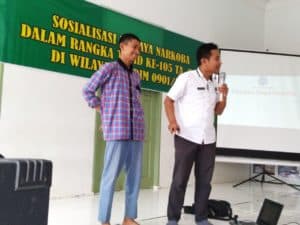 BNNK Samarinda _ Selain Membangun fisik melalui program  TNI Manunggal Membangun Desa ( TMMD ) Reg ke-105 di Kota samarinda, melalui TMMD tersebut, Kodim 0901 samarinda berikan Sosialisasi penyuluhan bahaya  narkoba bagi pelajar ( 31/07/2019).