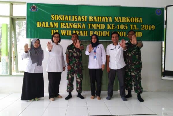 BNNK Samarinda _ Selain Membangun fisik melalui program  TNI Manunggal Membangun Desa ( TMMD ) Reg ke-105 di Kota samarinda, melalui TMMD tersebut, Kodim 0901 samarinda berikan Sosialisasi penyuluhan bahaya  narkoba bagi pelajar ( 31/07/2019).