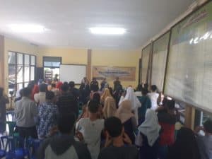 BNNP Kaltim - Remaja adalah kelompok usia yang rentang dipengaruhi narkoba. Padahal sosialisasi anti narkoba sudah dikampanyekan oleh berbagai pihak. Narkoba menjadi ancaman serius masa depan manusia. Oleh karena itu, semua pihak perlu menjauhkan remaja dari narkoba.