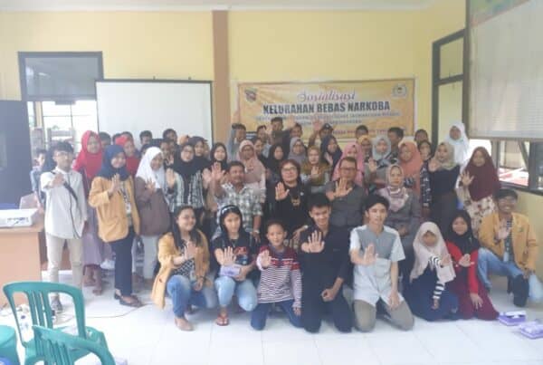 BNNP Kaltim - Remaja adalah kelompok usia yang rentang dipengaruhi narkoba. Padahal sosialisasi anti narkoba sudah dikampanyekan oleh berbagai pihak. Narkoba menjadi ancaman serius masa depan manusia. Oleh karena itu, semua pihak perlu menjauhkan remaja dari narkoba.