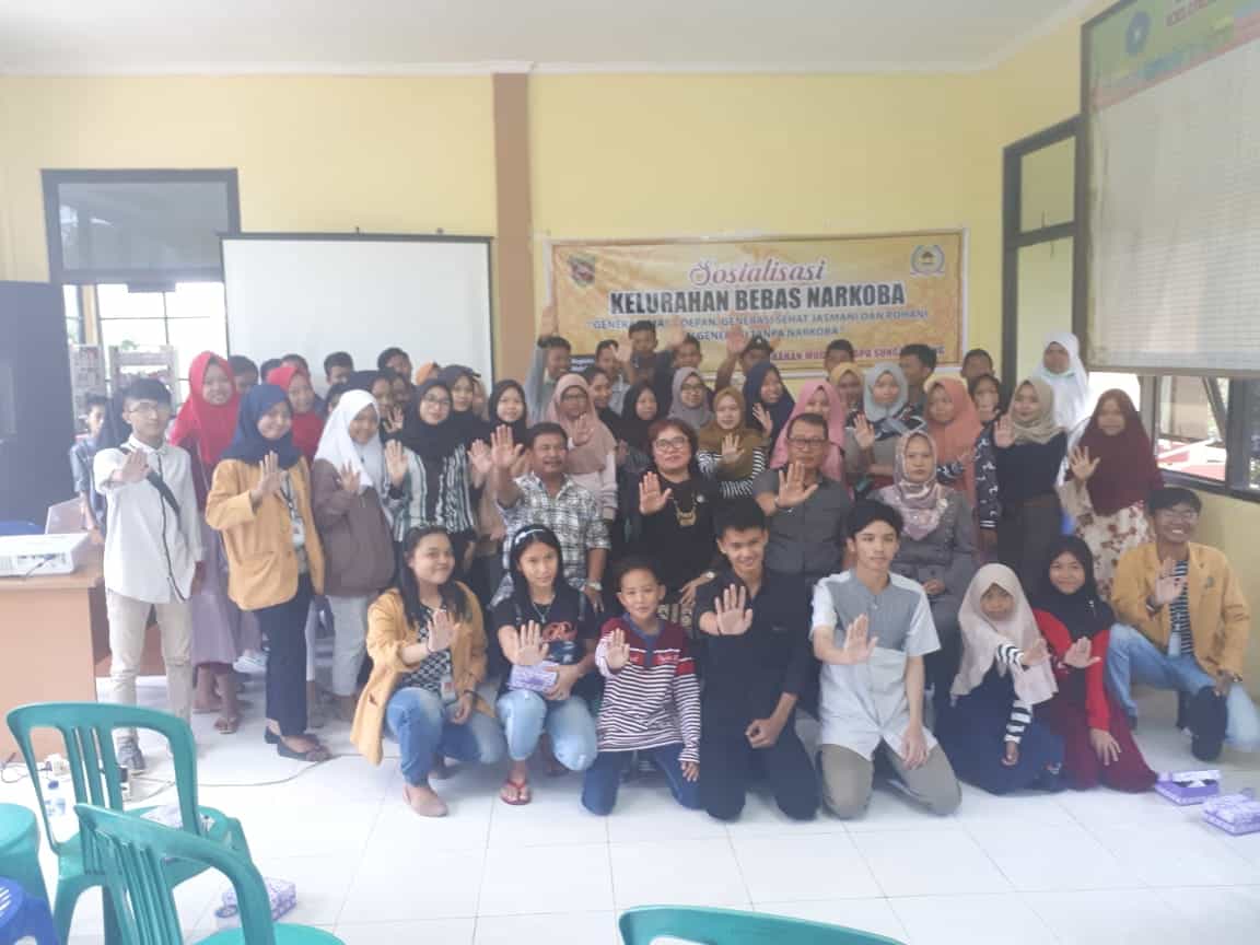 BNNP Kaltim - Remaja adalah kelompok usia yang rentang dipengaruhi narkoba. Padahal sosialisasi anti narkoba sudah dikampanyekan oleh berbagai pihak. Narkoba menjadi ancaman serius masa depan manusia. Oleh karena itu, semua pihak perlu menjauhkan remaja dari narkoba.