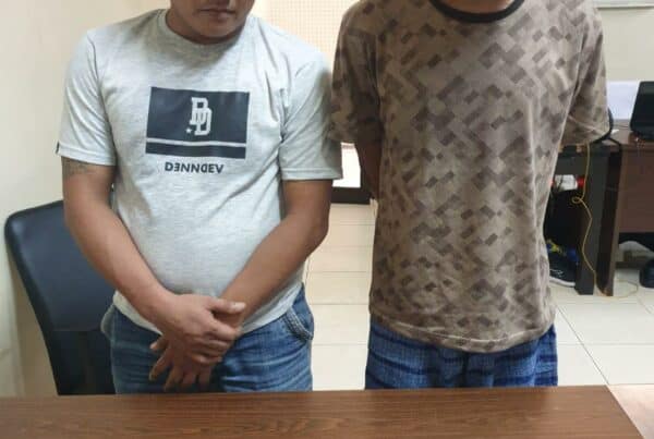 BNNP Kaltim - AR, Laki laki usia 37 tahun warga jalan kemakmuran gang 1 blok B rt 15 sebagai kurir berhasil diamankan anggota BNNP Kaltim pada Jum ,at 19 Juli 2019 sekira pukul 15.00 wita, AR dibekuk ketika hendak bertransaksi di Taman Samarendah, Jalan Bayangkara.
