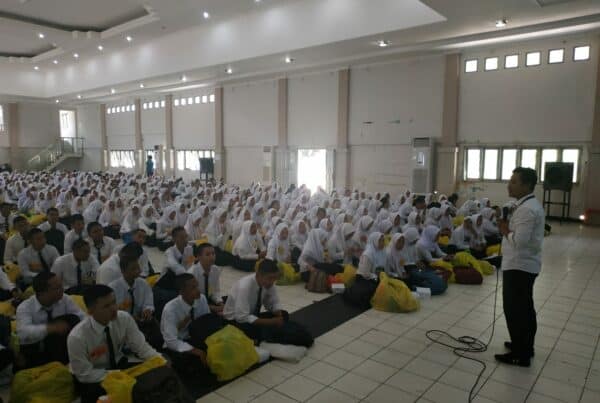 BNNK Samarinda _ alam rangka menanggulangi, mencegah dan mempersempit ruang gerak peredaran Narkoba, Universitas Mulawarman bekerjasama dengan Badan Narkotika Nasional (BNN) Kota  Samarinda mengadakan Sosialisasi Bahaya Penyalahgunaan Narkoba kepada 776 mahasiswa dan mahasiswi baru Fakultas Ekonomi dan Bisnis Universitas Mulawarman
