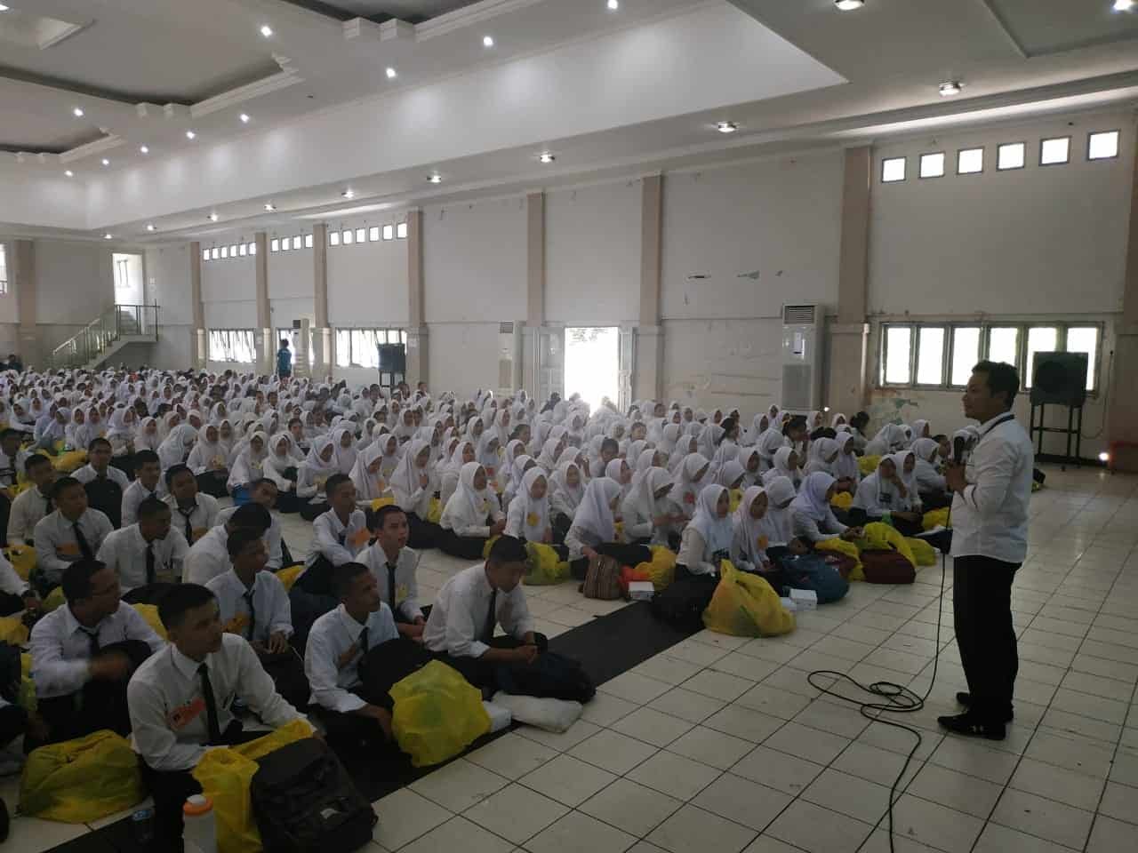 BNNK Samarinda _ alam rangka menanggulangi, mencegah dan mempersempit ruang gerak peredaran Narkoba, Universitas Mulawarman bekerjasama dengan Badan Narkotika Nasional (BNN) Kota  Samarinda mengadakan Sosialisasi Bahaya Penyalahgunaan Narkoba kepada 776 mahasiswa dan mahasiswi baru Fakultas Ekonomi dan Bisnis Universitas Mulawarman