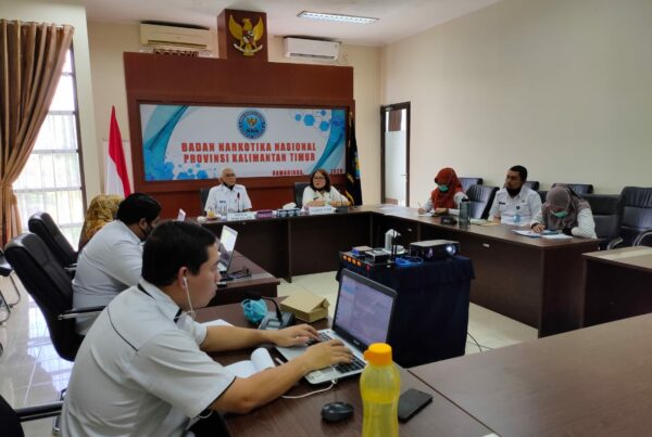 BNNP Kaltim - BNNP kalimantan Timur melalui Bidang Pencegahan dan Pemberdayaan Masyaraat (P2M) melaksanakan rapat kerja pemberdayaan masyarakat anti narkoba bersama instansi pemerintah, Di Ruang rapat BNNP Kaltim melalui Virtual Google Meet, ditengah pandemi Covid 19.