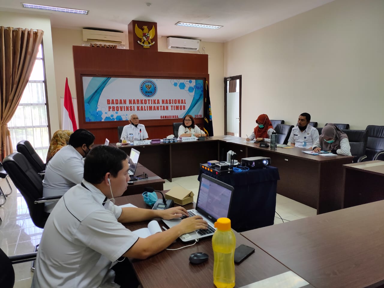 BNNP Kaltim - BNNP kalimantan Timur melalui Bidang Pencegahan dan Pemberdayaan Masyaraat (P2M) melaksanakan rapat kerja pemberdayaan masyarakat anti narkoba bersama instansi pemerintah, Di Ruang rapat BNNP Kaltim melalui Virtual Google Meet, ditengah pandemi Covid 19.