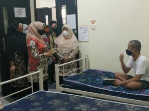 Menurut Ibu Noorbaiti Isran Noor Ketua PKK Kaltim Penyalahgunaan Narkoba Sebagian Besar Diawali Dengan Upaya Coba-Coba Dalam Lingkungan Pergaulan