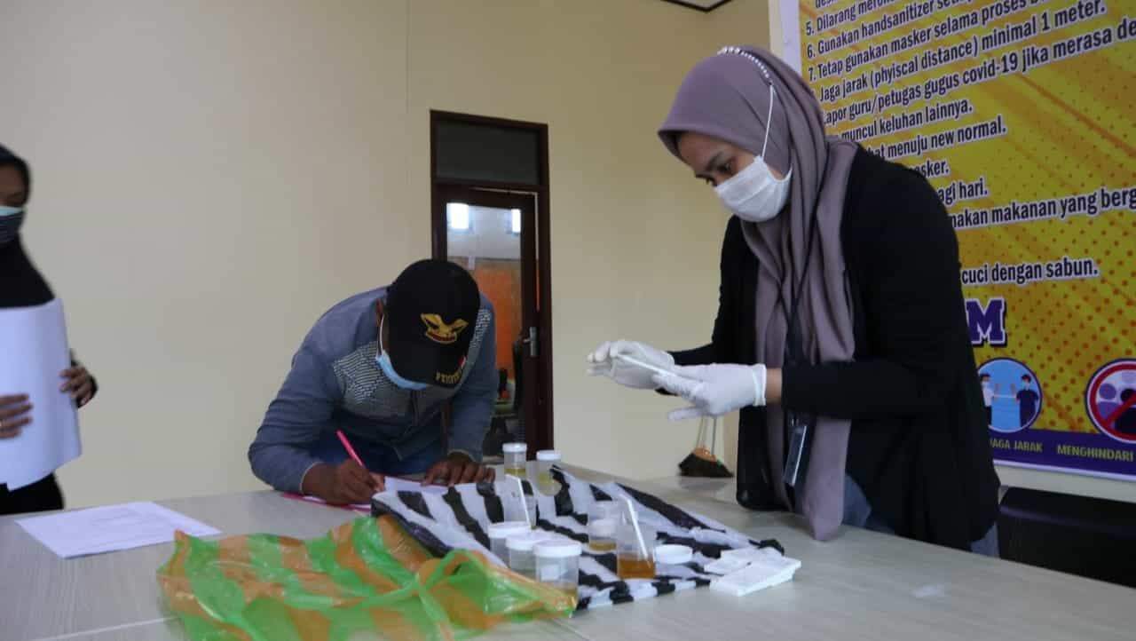 Sebanyak 204 Orang Siswa-Siswi Di SMK Negeri 1 Di Kabupaten Penajam Paser Utara Dilakukan Pemeriksaan Urine