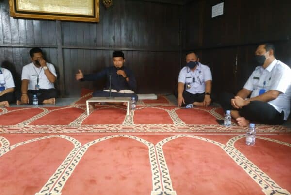 Sesungguhnya Pendidikan Adab Itu Wahai Anakku, Boleh Jadi Ia Dianggap Sepele Saat Ini. Tapi Kelak, Ia Adalah Sesuatu Yang Sangat Besar Lagi Dibutuhkan Nantinya."