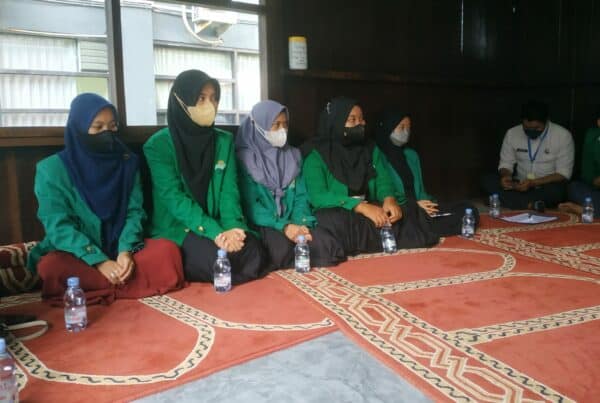 Sesungguhnya Pendidikan Adab Itu Wahai Anakku, Boleh Jadi Ia Dianggap Sepele Saat Ini. Tapi Kelak, Ia Adalah Sesuatu Yang Sangat Besar Lagi Dibutuhkan Nantinya."