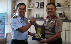 TNI AU. Komandan Lanud Dhomber Kolonel Pnb Sidik Setiyono, S.E., M.Han., menerima kunjungan Kerja Kepala BNNP kaltim Brigjen Pol Drs. Edhy Moestofa, MH., CFrA